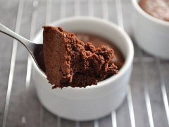 Một chiếc bánh brownie chocolate xốp mềm từ trong ra ngoài, không hề bị khô sẽ là món bánh ăn nửa buổi, tụ tập nhâm nhi cùng bạn bè cực kì tuyệt vời luôn đó. Nhanh tay lưu công thức lại nhé.