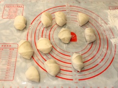 Cho khối bột bánh bao ra mặt phẳng chống dính, nhồi bột sơ qua khoảng 2 phút rồi vê tròn. Chia bột thành những phần đều nhau (kích thước phụ thuộc vào độ lớn bánh bao mà bạn định làm).