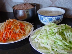 Bún tàu ngâm nước ấm khoảng 5 phút, vớt ra, để ráo nước, cắt khúc ngắn bằng 2 lóng tay. Khoai tây, cà rốt, bắp cải sắt sợi, trộn đều, cho vào lò vi sóng hấp chín, khoảng 5 phút.