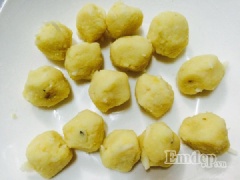 Để đậu xanh xào dừa nguội, trộn vào 1 muỗng cà phê nước hoa bưởi hoặc bột vani tùy thích tạo mùi cho thơm. Vo lại thành từng viên tròn khoảng 10gr để lên đĩa riêng làm nhân bánh.