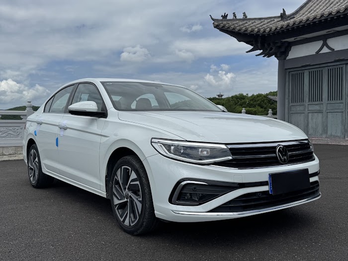 VOLKSWAGEN BORA
