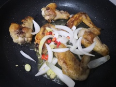 Đun nóng chảo dầu rồi chiên gà ở lửa vừa, khi gà đã chín, thơm ngả màu vàng nâu ở 2 mặt thì ta cho thêm bơ, tỏi, hành tây vào. Sau đó xóc gà liên tục cho bơ tan và hành tỏi tỏa mùi thơm thì gắp gà ra dĩa và thưởng thức thôi.