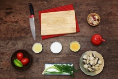 Chuẩn bị nguyên liệu. Cho nghêu vào nồi, đổ ngập nước, luộc chín.