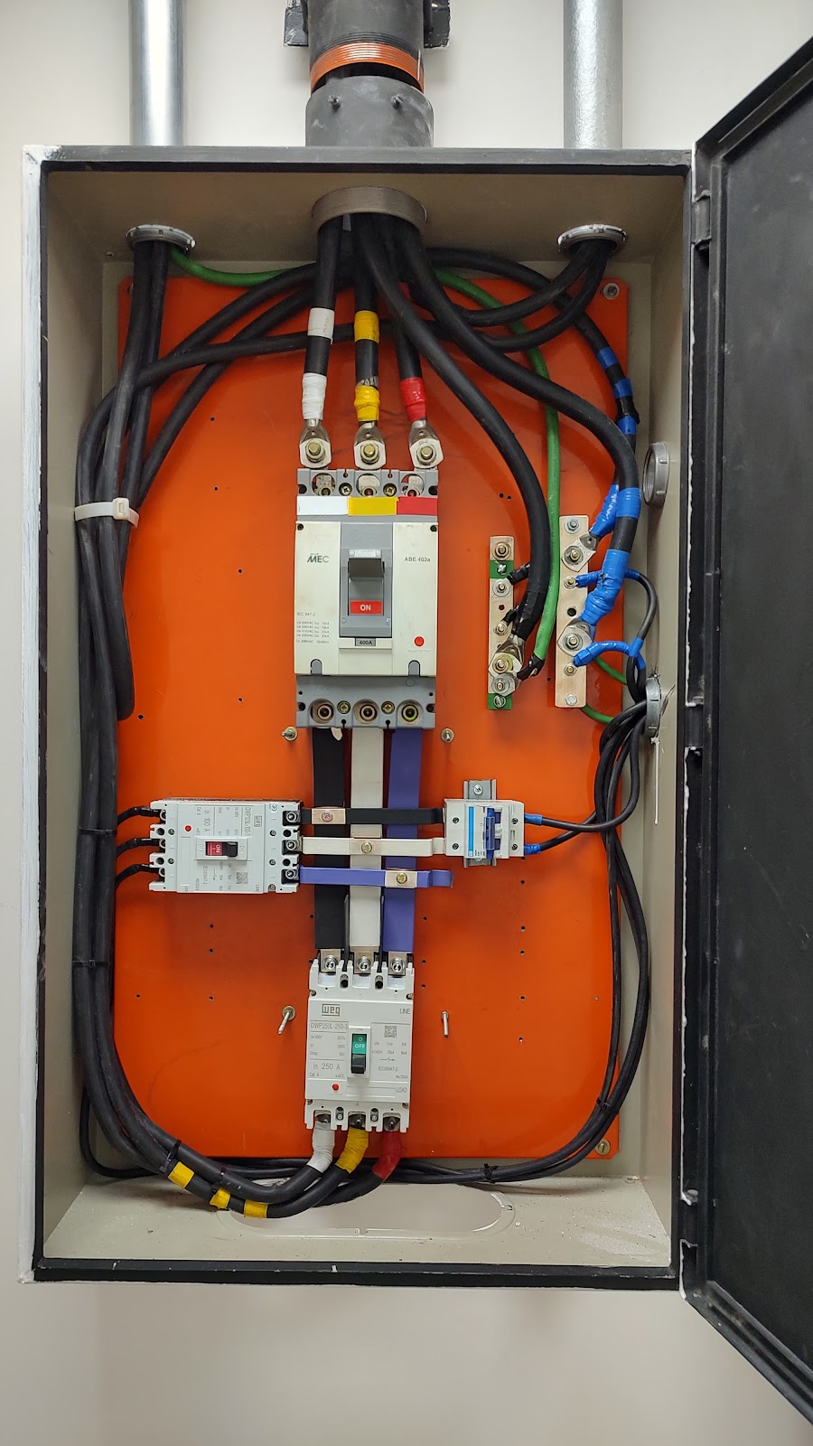 Eletricista trabalhando com precisão