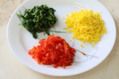 Trước tiên luộc chín 2 quả trứng gà, lột vỏ lấy lòng đỏ, băm nhuyễn. Ớt chuông rửa sạch, xắt nhỏ. Cải ngồng rửa sạch, đem luộc chín cũng băm nhỏ. Sau đó, cho vào mỗi chén cải luộc, ớt chuông và lòng đỏ trứng một ít cơm, thêm mỗi chén 1 muỗng cà phê dầu mè, 1/2 muỗng cà phê muối, trộn đều tất cả. Nhớ chia đều cơm ra nha.