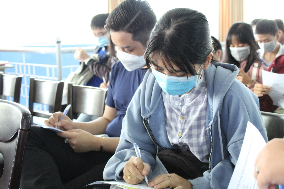 Sinh viên thực hiện bài test ngắn sau buổi tập huấn kiến thức về ATGT và lái xe an toàn