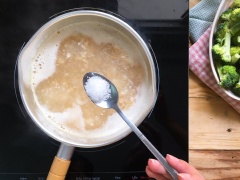 Khi nước sôi, bạn hớt bớt phần bọt để cho nước canh được trong hơn. Nêm nếm gia vị cho vừa ăn nhé.