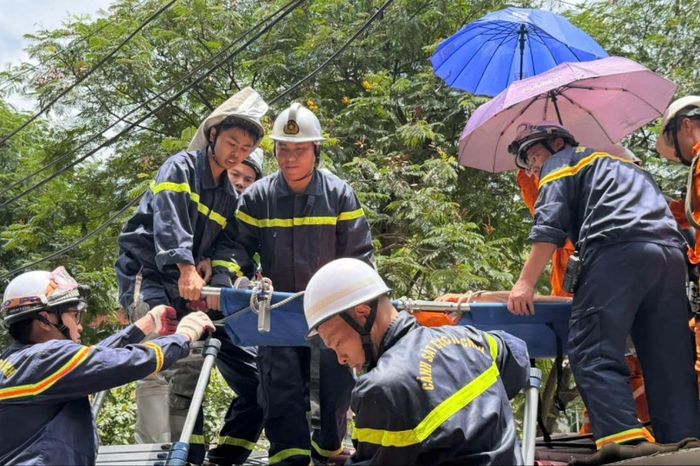 Kịp thời cứu sống người dân mắc kẹt trên mái nhà cao - Đài Phát thanh và truyền hình Hà Nội
