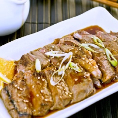 Rắc mè trắng, hành lá và rưới nước sốt Teriyaki còn lại lên trên và thưởng thức.