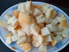 Cắt bánh mì thành từng khối vuông nhỏ.