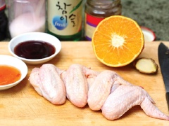 Muốn có được món cánh gà nướng ngon thì nên chọn thịt gà ta thả vườn sẽ không quá ngấy. Làm sạch lông gà, rửa sạch, thấm khô nước. Trong chén nhỏ, trộn đều 2 muỗng canh dầu ăn, 1 muỗng cà phê muối, 1/2 muỗng cà phê rượu trắng, ớt băm và tỏi băm. Dùng tay thoa đều hỗn hợp trộn lên gà rồi ướp trong tủ lạnh khoảng 3 tiếng đồng hồ cho ngấm.