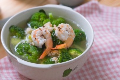 Để thơm hơn, các bạn rắc thêm một ít tiêu nhen. Canh ăn nóng sẽ vô cùng ngon luôn nên khi canh nguội rồi thì có thể hâm lại để ăn nhé.