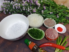 Cắt nhỏ hành lá, cắt hạt lựu 300gr hành tây và lột vỏ rồi băm nhỏ tôm.