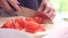 Cà chua cắt miếng bỏ cuống, bổ đôi rồi cắt múi cau. Khoai tây gọt vỏ, rửa sạch, ngâm với nước muối loãng chừng 10 phút cho sạch nhựa và bớt thâm, sau đó mới vớt ra, cắt miếng vuông.