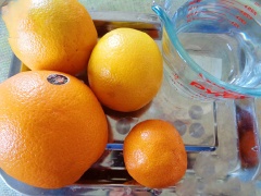 Cam lột vỏ ngoài (bạn có thể dùng vỏ làm mứt). Phần bên trong cắt miếng.