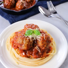 Mì Ý luộc chín, cho mì ra dĩa, gắp thịt viên sốt cà lên trên, thêm chút phô mai Parmesan bào hoặc phô mai bột rồi thưởng thức thôi. Sợi mì dai áo quanh nước sốt cà chua ngọt, thịt viên mềm ẩm thơm ngọt tự nhiên, xen lẫn đâu đó chút phô mai béo thơm đặc trưng khiến hương vị của món mì này thật sự chạm đến cảm xúc của người ăn.