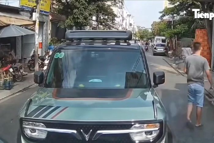 CLIP: Mâu thuẫn giao thông, tài xế bỏ ô tô giữa đường - Báo Tiền Phong