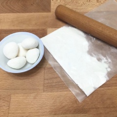 Nghiền mịn bánh men cơm rượu lấy 1 muỗng cà phê bột men. Cho cơm nguội ra tô, xới đều. Rắc 1 muỗng cà phê bột men cơm rượu lên đều tô cơm. Tiếp theo là 10g đường và 10ml nước. Trộn đều. Đậy nắp và để lên men trong 48 giờ (2 ngày) ở nhiệt độ phòng.