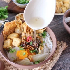 Trụng sợi hủ tiếu cho vào tô, thêm các topping gồm đậu hũ chiên, hoành thánh, ngò rí, hành boa rô phi vàng, tiêu, rau củ và chan nước dùng. Hủ tiếu chay ăn kèm tàu hũ ki chiên giòn và rau giá rất ngon. Với cách nấu hủ tiếu chay ngon ngọt và thơm hấp dẫn của Cooky, các bạn hoàn toàn có thể biến tấu thành nhiều món khác như bánh canh, nui và thay đổi topping ăn kèm theo sở thích của gia đình nhé.