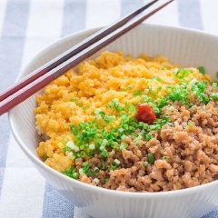 Cơm trộn Soboro Nhật Bản vừa đẹp lại thơm ngon với thịt, trứng mang màu sắc khác nhau, hội tụ nhiều chất dinh dưỡng cho 1 bữa ăn của bạn, khiến bạn khó mà buông đũa đấy.