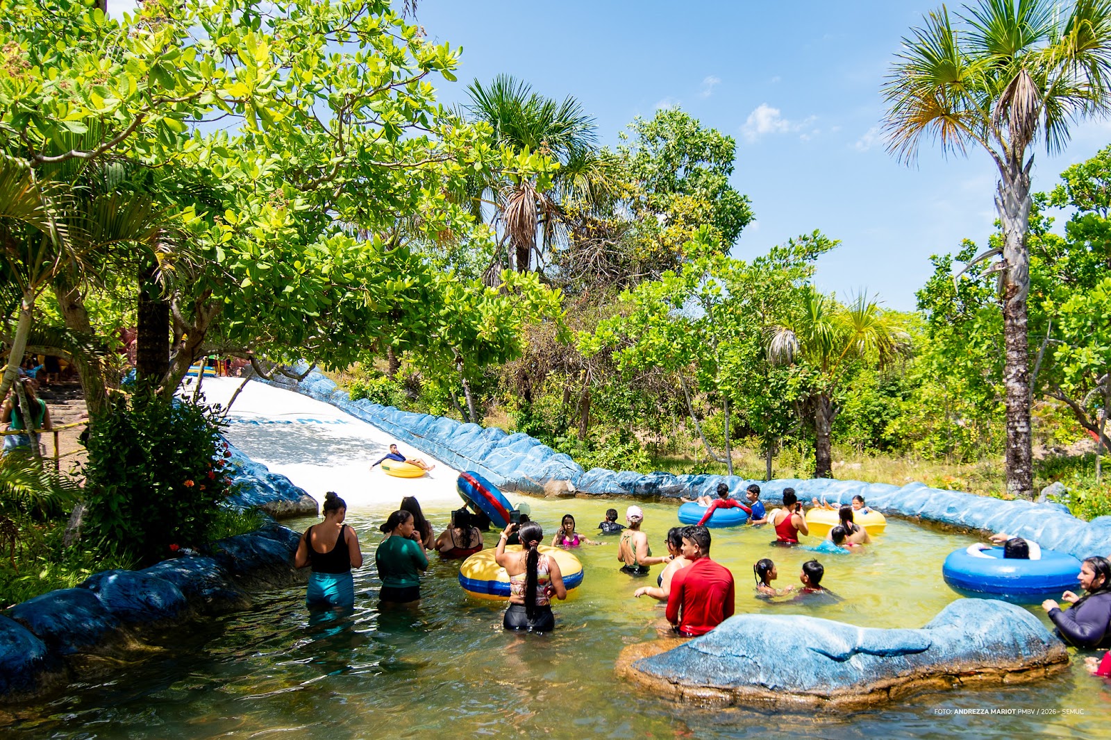 Jovens participantes de projetos sociais de Boa Vista brincam em área recreativa do Parque das Águas.