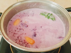 Nấu khoảng 15 phút đến khi khoai mềm thì cho bột báng, hạt lượu vào. Đường thốt nốt đập vụn cho nhanh tan rồi cho vào nồi luôn. Bạn đừng quên cho thêm một xíu muối nữa để vị của món chè được cân bằng nhé. Nấu cho đường tan thì cho nước cốt dừa vào. Sau khi cho nước đường thì không nên để lửa to nhé. Nấu sôi lên lần nữa là hoàn thành.