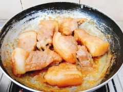 Cho thịt vào chảo, đợi đến khi thịt săn lại và hơi vàng mặt thì trở bề còn lại. Sau đó cho nước vào ngập thịt và đun trên lửa vừa đến khi thịt chín. Làm như vậy thịt sẽ mềm và thấm gia vị hơn. Đến khi thịt gần cạn nước thì bạn nhớ đảo thịt thường xuyên để thịt không bị khét nhé.