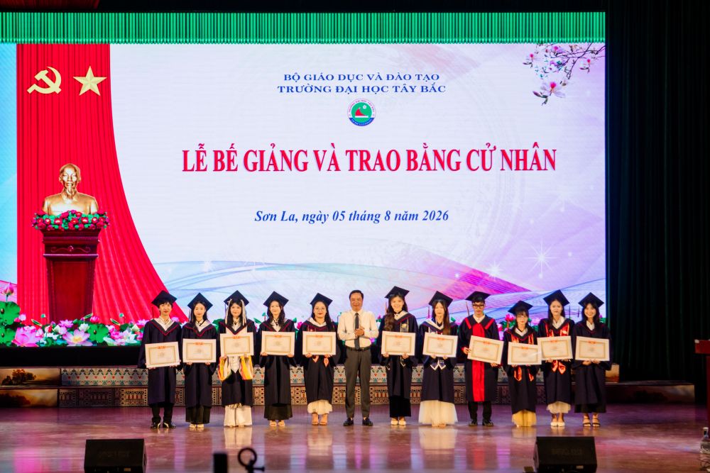 Trường Đại học Tây Bắc tổ chức Lễ Bế giảng và Trao bằng cử nhân cho khóa học 2022–2026