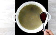 Cho nấm mèo (đã ngâm nở, cắt miếng khoảng 4cm) vào nồi nước hầm, nêm 3 muỗng cà phê đường, 1 muỗng cà phê muối cùng 1 muỗng canh nước mắm. Tiếp tục nấu 5 phút nữa rồi nhắc xuống. Vậy là bạn đã hoàn tất nồi lẩu bao tử hầm tiêu xanh thơm ngon nồng nàn này rồi.