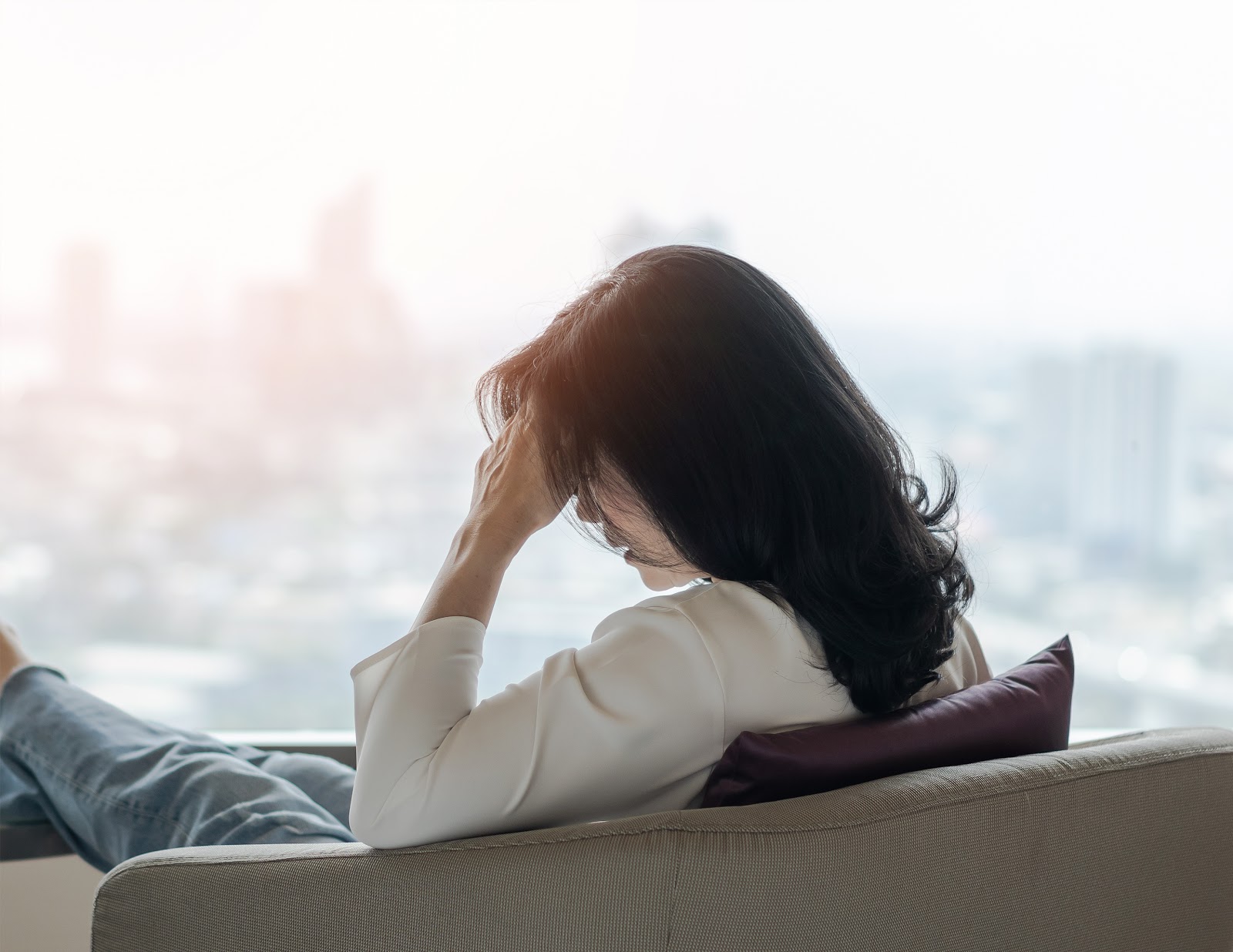 不調を抱えて頭を抱える女性