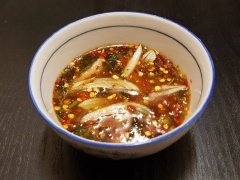 Cho 8 muỗng canh nước sốt me, 1.5 muỗng canh đường thốt nốt, 3 muỗng canh nước mắm, 1 muỗng canh ớt bột và 1.5 muỗng canh thính rang vào một tô và trộn đều. Sau đó cho ngò rí thái nhỏ vào trộn là hoàn tất. Nước chấm đồ nướng kiểu Thái đã sẵn sàng phục vụ cho các món nướng rồi nhé!