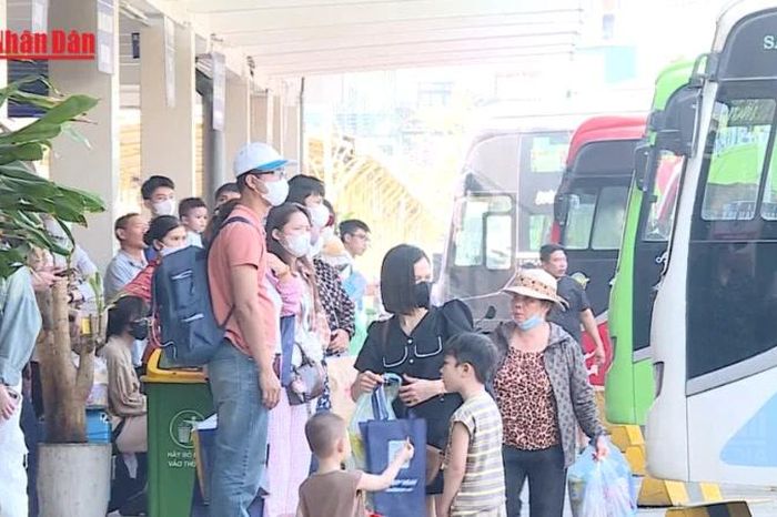Tăng gần 500 phương tiện, bảo đảm đi lại dịp lễ Giỗ Tổ Hùng Vương và 30/4, 1/5 - Báo Nhân Dân