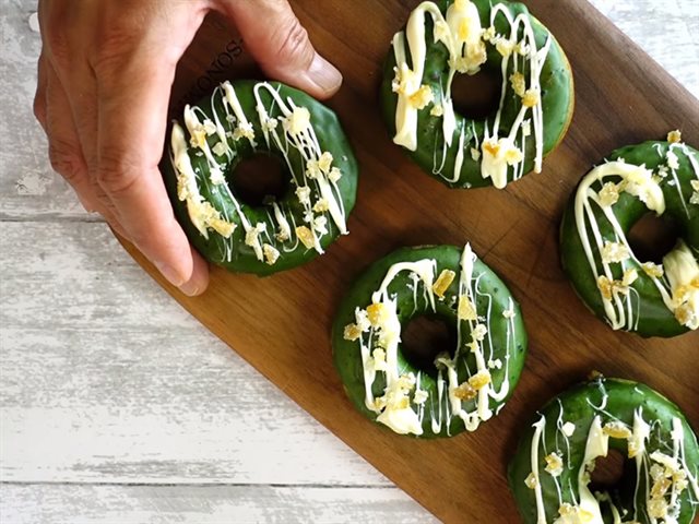 Bánh Donut Trà Xanh Nhúng Chocolate