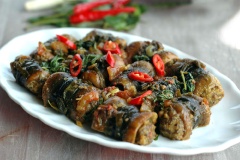 Lấy lươn cuốn thịt ra đĩa hay tô, dùng nóng với cơm hay bún đều ngon.