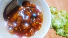 Làm nước trộn với me, nước mắm, đường và ớt, trộn đều cho me ra nước hòa vào nước mắm. Cho tất cả nguyên liệu vào tô lớn, rưới nước mắm me và trộn đều.