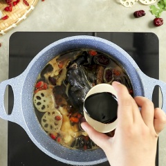 Thêm củ năng, củ sen vào nấu 5-6 phút. Nêm gia vị: 2 muỗng cà phê đường, nửa muỗng cà phê muối, 2 muỗng cà phê bột ngọt, 1 muỗng cà phê nước tương, 1 muỗng cà phê nước tương hắc xì dầu, 1 muỗng cà phê hạt nêm vào nêm, khuấy đều. Đợi nước sôi bùng, cho gừng thái sợi nhuyễn vào và rắc tiêu xay lên mặt là hoàn thành.
