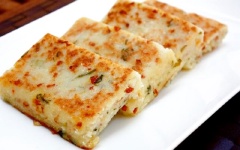 Món bánh củ cải nóng hổi, thơm phức ăn chơi hay ăn cơm đều ngon. Nếu thích ăn bánh củ cải có vị cay thì hãy rưới thêm ít tương ớt ăn cùng nhé.
