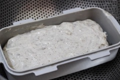 Sau 20 phút, lấy khuôn chả ra cho vào nồi hấp trong khoảng 15 – 20 phút. Trong khi chờ chả hấp, bạn tiến hành làm hỗn hợp phết mặt chả. Trộn đều 1 thìa cà phê dầu ăn, ½ thìa cà phê bột điều, một chút bột quế.