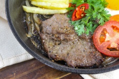 Bò né nóng hổi kêu xèo xèo trên chảo ăn kèm salad, bánh mì và chấm cùng tương ớt hay nước tương. Vậy là hoàn thành cách làm bò né ngon hết sẩy rồi. Ngoài cách ướp thịt bò né, dùng chảo gang giữ nhiệt cũng tạo nên độ chín vừa với, mềm ngọt của miếng bò. Chuẩn bị thêm salad ăn kèm bò né gồm: cà chua, xà lách và dưa leo trộn chút dầu giấm cho có vị chua ngọt, thì chuẩn bài đấy. Bạn có thể ướp bò né và chuẩn bị nguyên liệu ăn kèm từ hôm trước, sáng hôm sau chỉ việc chiên chín bò rồi thưởng thức cùng bánh mì thôi nè. Chúc bạn thành công và ngon miệng với món bò né của Cooky nhé!