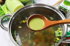 Hòa tan bột năng, bột trà xanh và một ít nước lạnh rồi khuấy tan. Đun sôi nồi súp rau củ, cho từ lượng bột năng khuấy tan vào. Vừa thêm, vừa khuấy đều để tránh bột dính đáy nồi và vón cục. Khi súp vừa vị, sánh nhẹ thì đun sôi trở lại rồi tắt bếp. Khi súp đã sánh, tắt bếp rồi thì các bạn không khuấy nữa nhé các bạn, vì khuấy sẽ làm súp vữa.