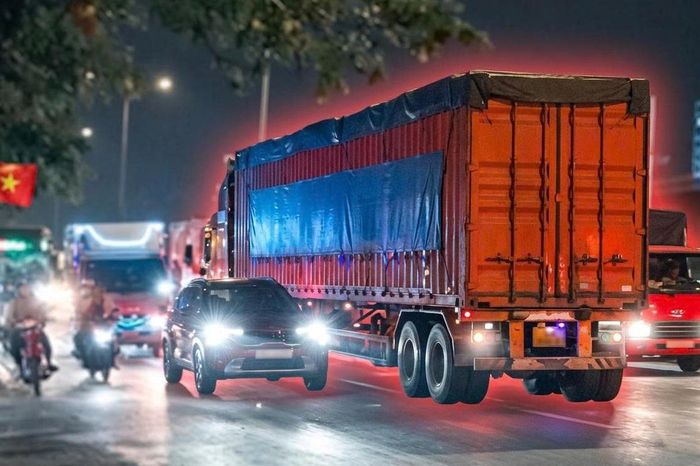 Bất chấp nguy hiểm, xe container đi ngược chiều để vào bãi - Báo Xây Dựng
