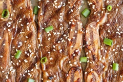 Thịt bò dùng để nướng ngon nhất là những phần nằm ở nạc mông, thăn sườn, nạc vai, bắp đùi. Nếu có thời gian, hãy ướp thịt rồi để qua đêm trong ngăn mát mát tủ lạnh trước khi nướng, thịt sẽ thấm vị và ngon hơn.