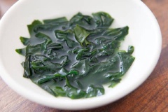 Rong biển ngâm nở. Đậu hũ thái nhỏ. Đun sôi lại nước dùng Dashi. Bạn múc tương Miso vào đun tiếp, vừa đun vừa khuấy đều, khi thấy tương Miso tan hoàn toàn và hòa quyện với nước dùng thì thả rong biển và đậu hũ vào. Ngoài ra, có một cách khác là bạn cho rong biển, đậu hũ vào bát, múc canh Miso nóng chan vào bát.