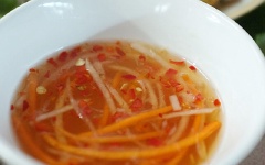 Pha nước mắm: Hòa tan 2 muỗng canh nước mắm với đường trắng, ớt cắt nhỏ, nước cốt chanh và 2 muỗng canh nước lọc. Thêm củ cải trắng, cà rốt bào sợi vào, khuấy đều.