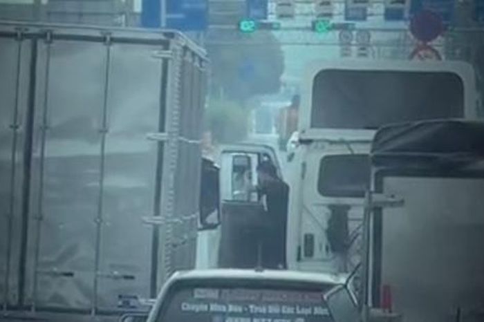 Tài xế xe container lạng lách sau mâu thuẫn giao thông ở TPHCM - Báo Người Lao Động