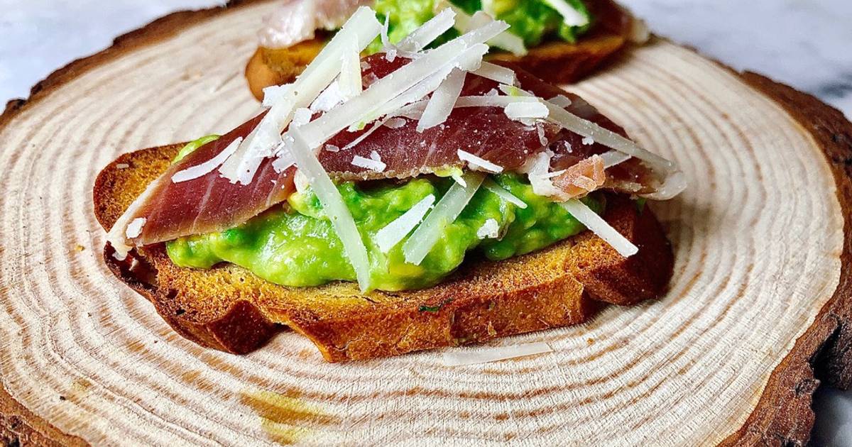 Bruschetta Thịt Nguội, Bơ & Phô Mai Parmesan