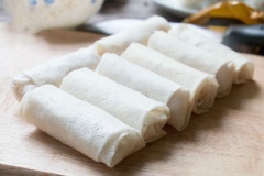Pha một ít hỗn hợp lỏng gồm 1 muỗng cà phê bột mì và nước để dán mép chả giò cho kín tránh bị bung khi chiên.