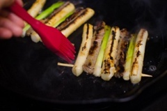 Láng dầu ăn trong chảo, cho xiên tre vào chiên cho chín. Lật mặt chiên phần còn lại nữa cho chín đều, thỉnh thoảng quét thêm dầu để không bị cháy.