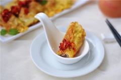 Bạn làm tương tự với phần thịt và trứng còn lại. Sau khi chiên xong cho trứng ra đĩa và cho vào nồi hấp, hấp cho đến khi thịt trong trứng chín là được.