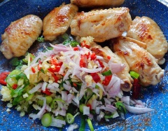 Đặt chảo không dính lên bếp, cho 1 muỗng canh dầu, chờ dầu hơi nóng cho cánh gà đã ướp vào chiên với lửa thấp. Chiên cho cánh gà vàng hai mặt và chín đều. Lúc này bạn hãy cho tỏi, hành lá, hành tím và gừng vào xào chung cho thơm là tắt bếp.